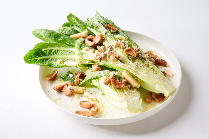 アル・ケッチァーノ 奥田政行氏考案 フィッシュソーセージをかけたシーザーサラダ